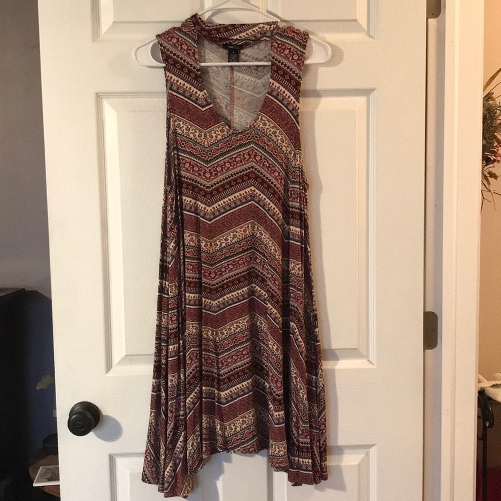 Short dress w/ open neckline; Adorable and class